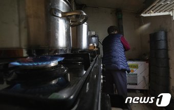 난방비 걱정에 난방용으로는 연탄을, 음식 조리용으로는 가스를 사용하고 있다.  ⓒ News1 신웅수 기자