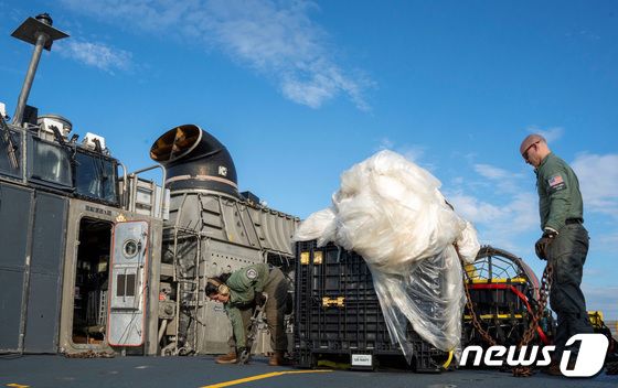 미 해군이 지난 10일 버지니아비치 해변으로 수송된 중국 정찰풍선을 회수하고 있다. © 로이터=뉴스1 © News1 강민경 기자