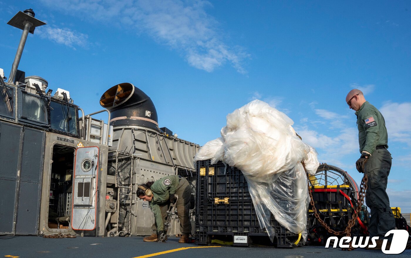 본문 이미지 - 미 해군이 지난 10일 버지니아비치 해변에 옮겨진 중국 '정찰 풍선'을 회수하고 있다. ⓒ 로이터=뉴스1