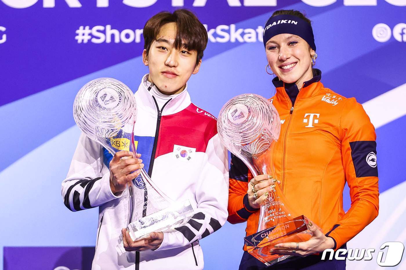 본문 이미지 - 크리스털 글로브를 차지한 박지원(왼쪽). ⓒ AFP=뉴스1