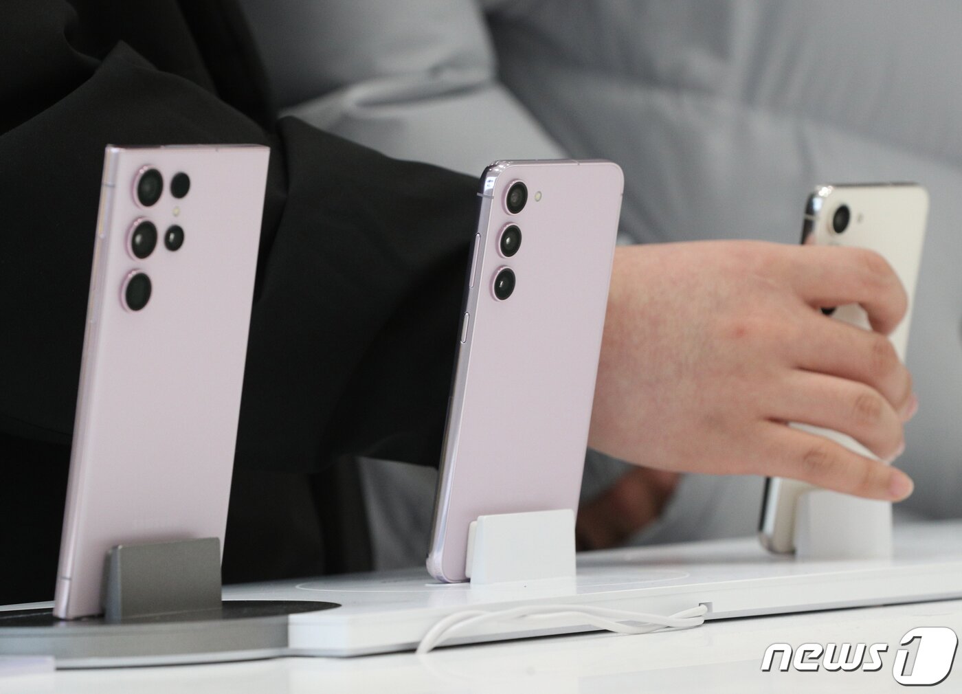 본문 이미지 - 서울 마포구 삼성디지털프라자 홍대본점에서 시민들이 삼성전자의 최신 플래그십 스마트폰 '갤럭시 S23' 시리즈를 살펴보고 있다.  2023.2.14/뉴스1 ⓒ News1 신웅수 기자