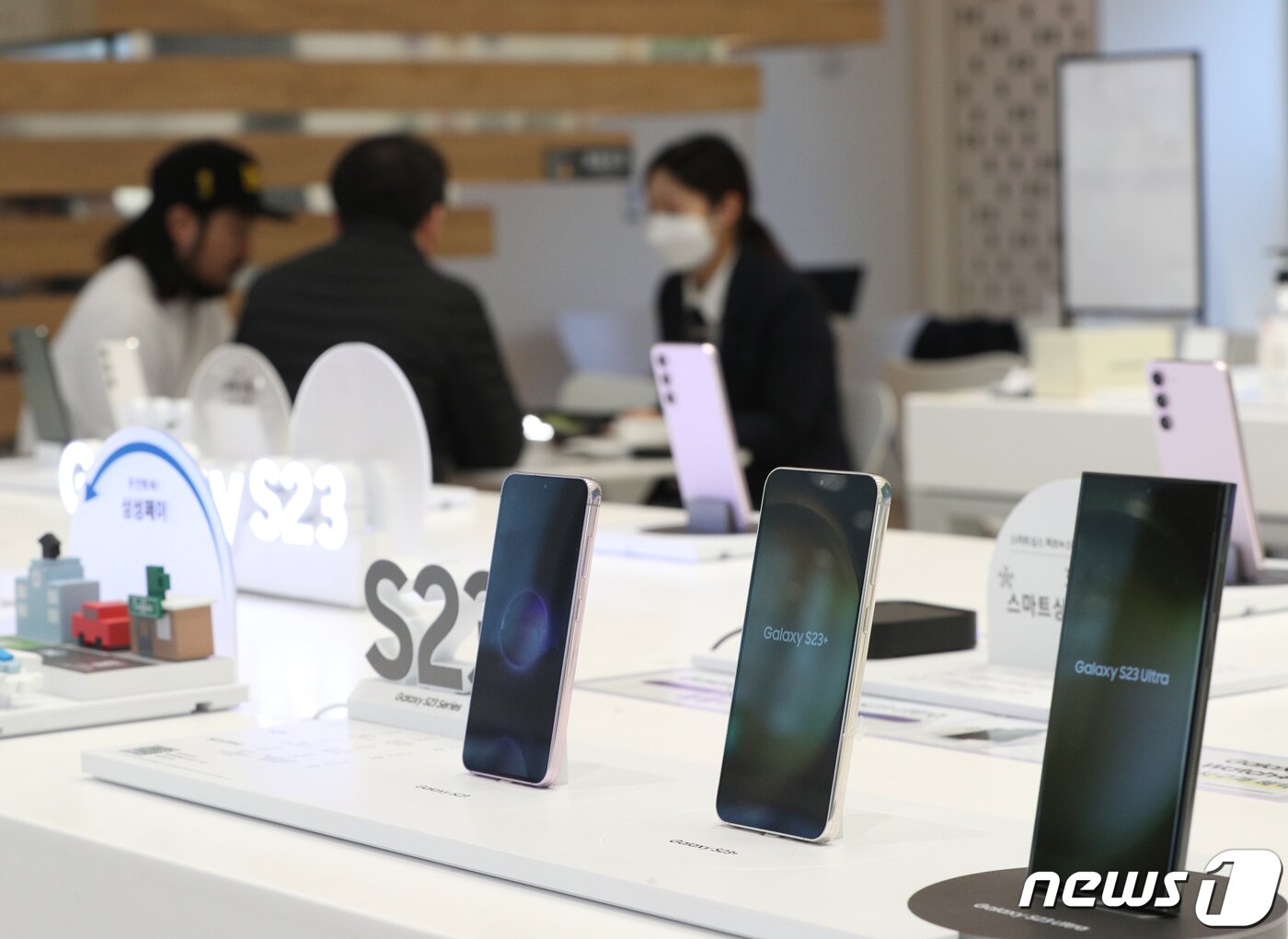 본문 이미지 - 14일 서울 마포구 삼성디지털프라자 홍대본점에서 삼성전자의 최신 플래그십 스마트폰 '갤럭시 S23' 시리즈를 사전 예약한 시민들이 S23을 수령하고 있다. 2023.2.14/뉴스1 ⓒ News1 신웅수 기자
