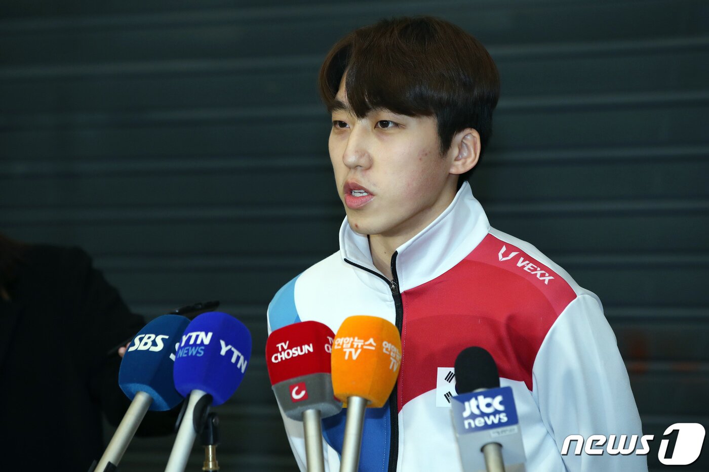 본문 이미지 - 쇼트트랙 남자 대표팀의 에이스로 우뚝 선 박지원(27·서울시청)이 14일 오후 인천국제공항을 통해 귀국해 취재진과 인터뷰를 하고 있다. 2023.2.14/뉴스1 ⓒ News1 박정호 기자