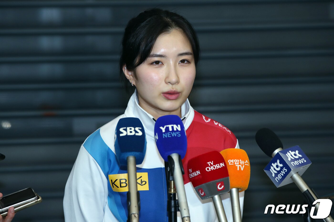 본문 이미지 - 쇼트트랙 여자 대표팀 김길리(19·성남시청)가 14일 오후 인천국제공항을 통해 귀국해 취재진과 인터뷰를 하고 있다. 김길리는 1, 2차 대회에 이어 5차 대회에서 1500m 금메달을 차지했다. 2023.2.14/뉴스1 ⓒ News1 박정호 기자