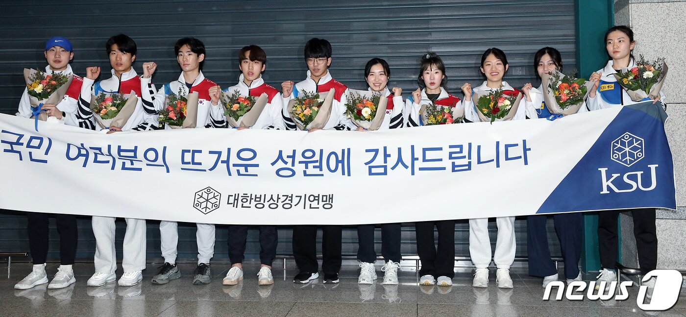 본문 이미지 - 쇼트트랙 남여 대표팀 선수들이 14일 오후 인천국제공항을 통해 귀국해 포즈를 취하고 있다. 2023.2.14/뉴스1 ⓒ News1 박정호 기자