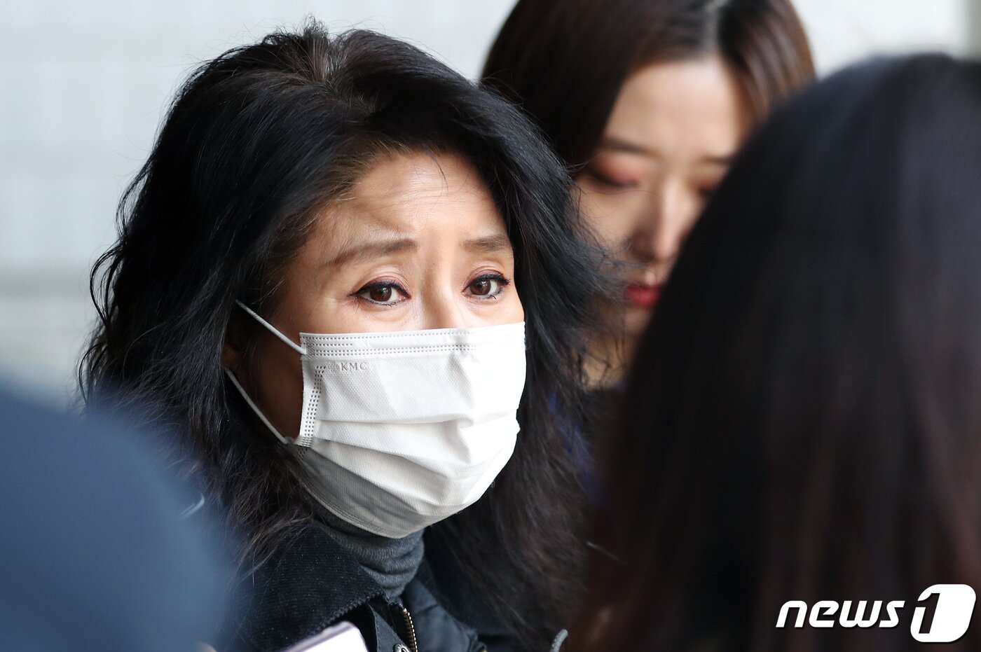 본문 이미지 - 구조한 동물 200여마리를 안락사한 혐의로 재판에 넘겨진 동물권단체 박소연 전 케어 대표가 14일 오후 서울 서초구 서울중앙지방법원에서 열린 1심 선고 공판을 마친 뒤 입장을 밝히고 있다. 2023.2.14/뉴스1 ⓒ News1 이동해 기자