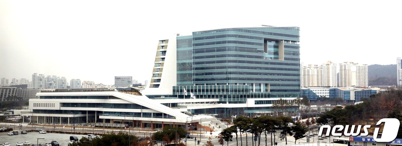 본문 이미지 - 세종시 어진동에 개청한 정부세종청사 중앙동에 15일부터 행정안전부와 기획재정부가 입주를 시작한다. 지하 3층 지상 15층 업무동과, 지하2층 지상4층 민원동으로 분리하여 민원동에 편의시설 및 지원시설을 집중배치 했다. 중앙동에는 2개 부처 약 2,800여 명이 근무하게 된다 2023.2.14/뉴스1 ⓒ News1 김기남 기자