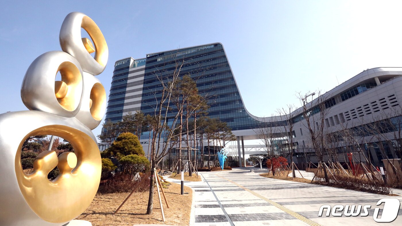 본문 이미지 - 세종시 어진동에 개청한 정부세종청사 중앙동 곳곳에 설치된  미술 조형물이 딱딱하게 느껴질 수 있는 정부기관의 이미지를  민원인들이 편안하게 입구를 들어설 수 있게 만들어 주고 있다. 2023.2.14/뉴스1 ⓒ News1 김기남 기자