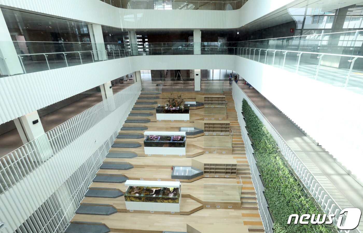 본문 이미지 - 세종시 어진동에 개청한 정부세종청사 중앙동에 15일부터 행정안전부와 기획재정부가 입주를 시작한다.  민원동 중앙 공간은  열린 도서관을 연상하게 하는 게단식 공간 및 조경으로 민원이들 및 청사 이용객들의 휴식 공간으로 많은 사랑을 받을 것으로 기대 된다. 2023.2.14/뉴스1 