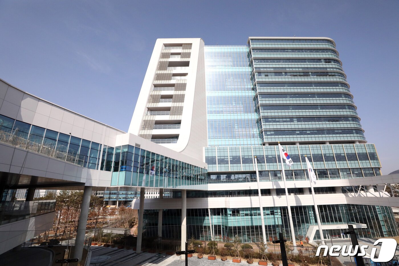 본문 이미지 - 세종시 어진동에 개청한 정부세종청사 중앙동에 15일부터 행정안전부와 기획재정부가 입주를 시작한다. 지하 3층 지상 15층 업무동과, 지하2층 지상4층 민원동으로 분리하여 민원동에 편의시설 및 지원시설을 집중배치 했다. 2023.2.14/뉴스1