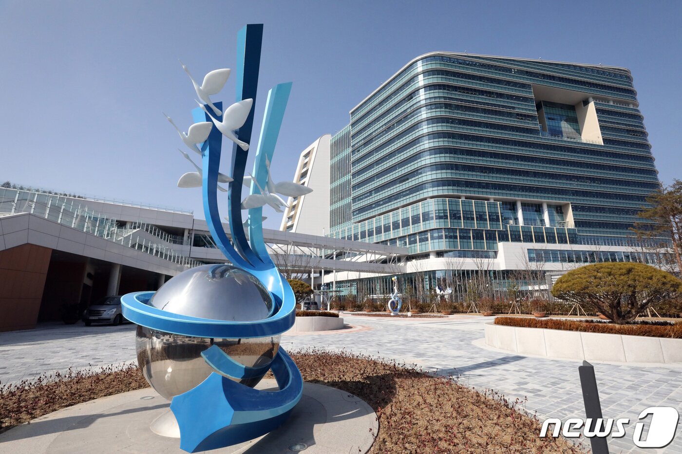 본문 이미지 - 지하 3층 지상 15층 업무동과, 지하2층 지상4층 민원동으로 분리하여 민원동에 편의시설 및 지원시설을 집중배치 했다. 2023.2.14/뉴스1 ⓒ News1 김기남 기자