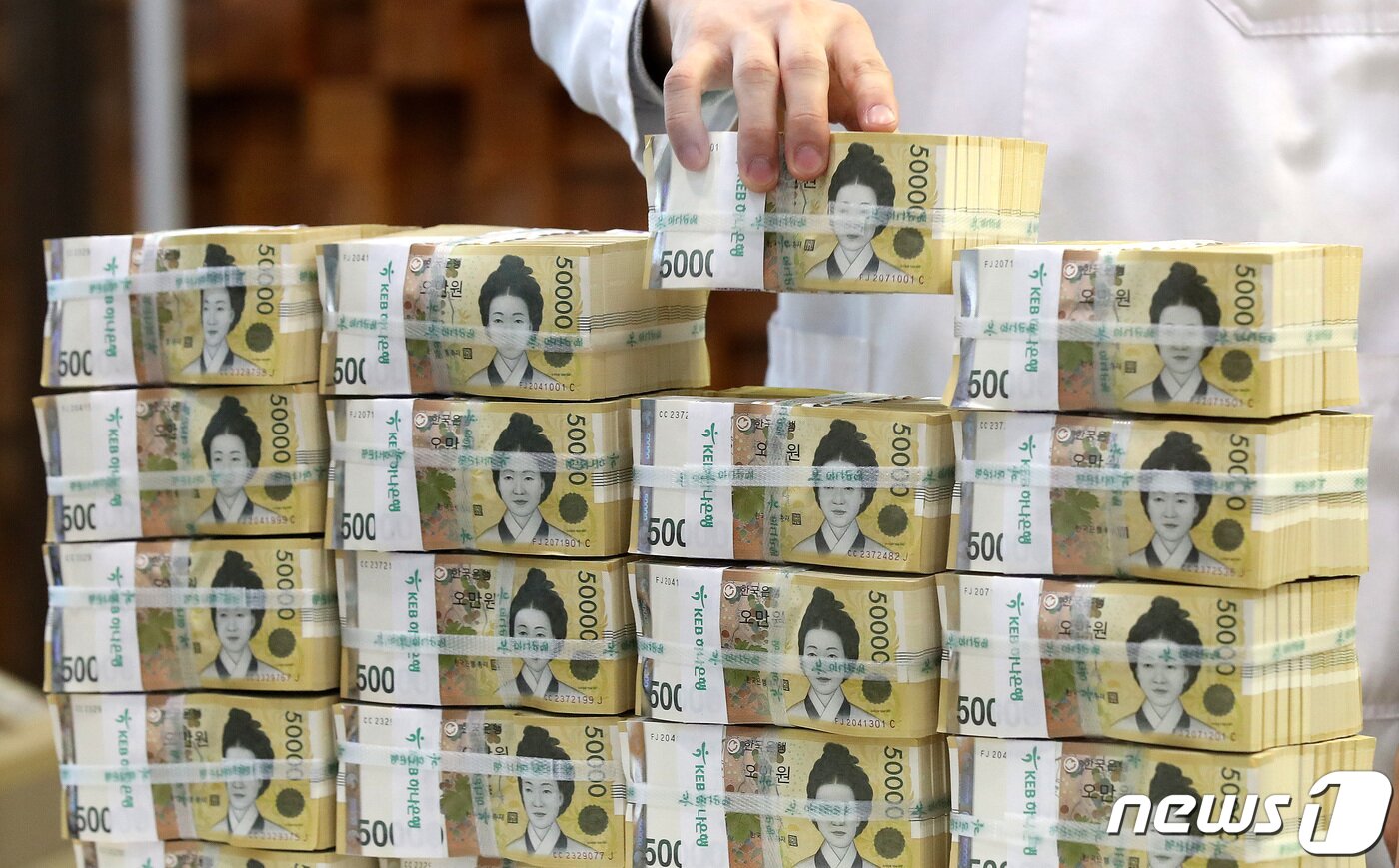 본문 이미지 - 5마원권. (사진은 기사 내용과 무관함) 2023.2.14/뉴스1 ⓒ News1 박지혜 기자
