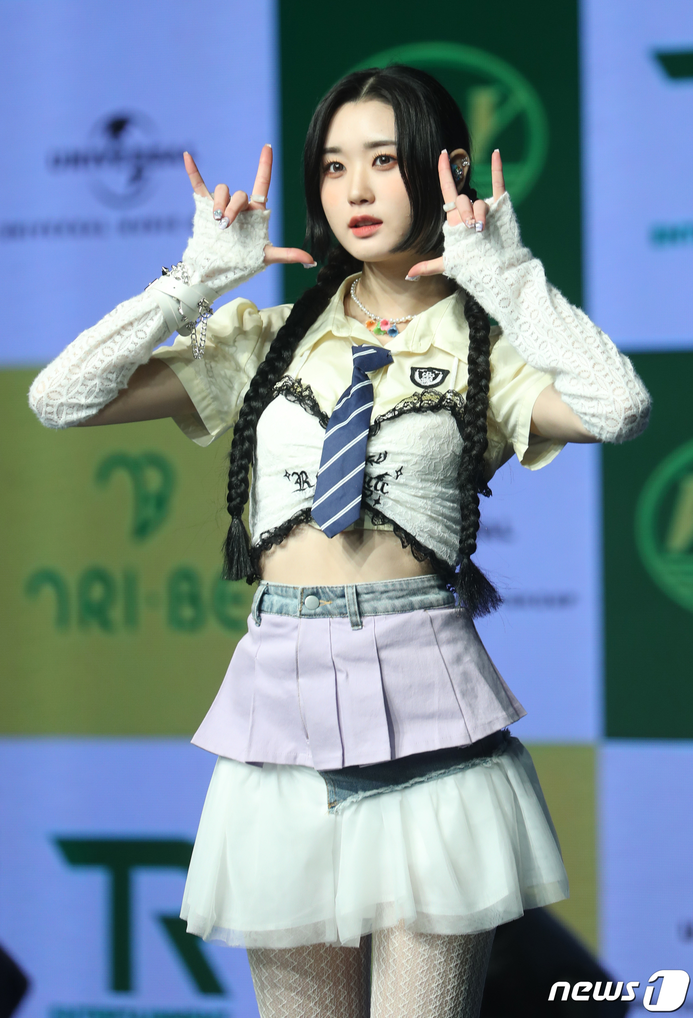 (서울=뉴스1) 권현진 기자 = 그룹 트라이비(TRI.BE)의 미레가 14일 서울 강남구 일지아트홀에서 가진 두번째 미니 앨범 '웨이(W.A.Y)' 발매 쇼케이스에서 포즈를 취하고 …