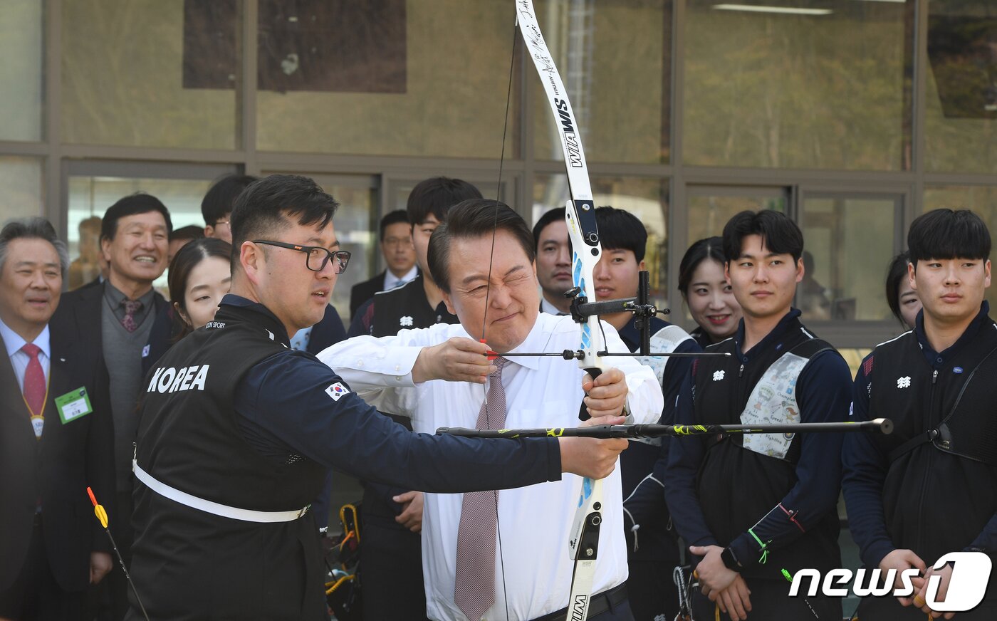 본문 이미지 - 윤석열 대통령이 14일 충북 진천선수촌 양궁장에서 활시위를 당기고 있다.(충북사진공동취재단) 2023.2.14/뉴스1