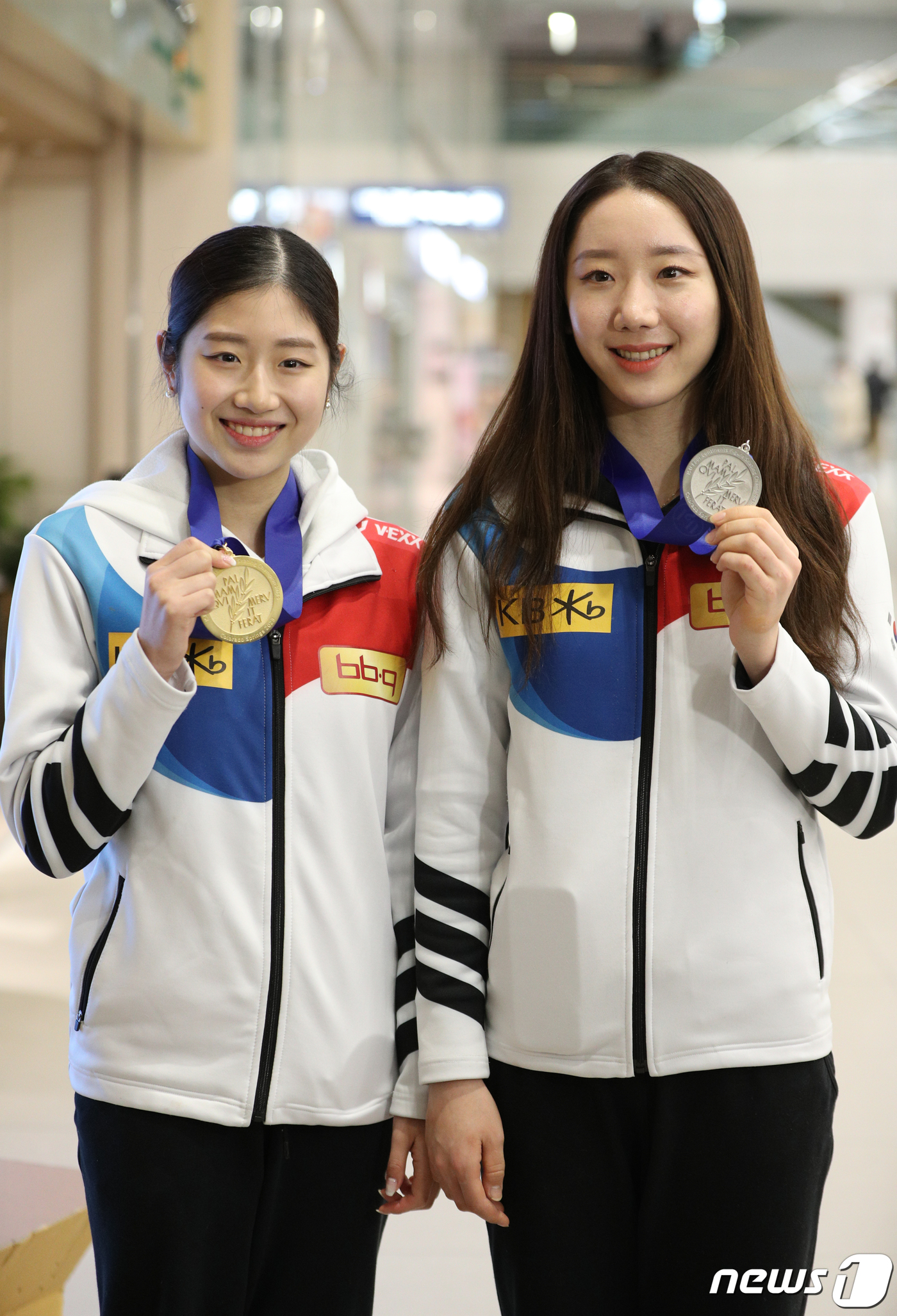 (인천공항=뉴스1) 신웅수 기자 = 국제빙상경기연맹(ISU) 피겨스케이팅 4대륙 선수권대회에서 우승한 이해인(왼쪽)과 준우승을 차지한 김예림이 14일 오후 인천국제공항 2터미널을 …