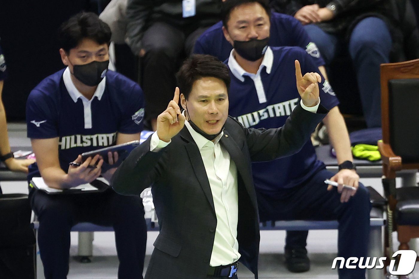 본문 이미지 - 14일 오후 경기 수원종합운동장 실내체육관에서 열린 프로배구 '도드람 2022-2023 V리그' 여자부 현대건설과 한국도로공사의 경기, 현대건설 강성형 감독이 작전을 지시하고 있다. 2023.2.14/뉴스1 ⓒ News1 조태형 기자