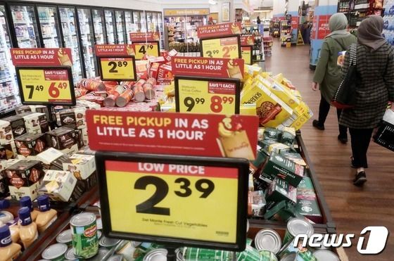 미국 캘리포니아주(州) 로스앤젤레스의 한 슈퍼마켓에 상품이 진열돼 있다. 2023.02.13 © AFP=뉴스1