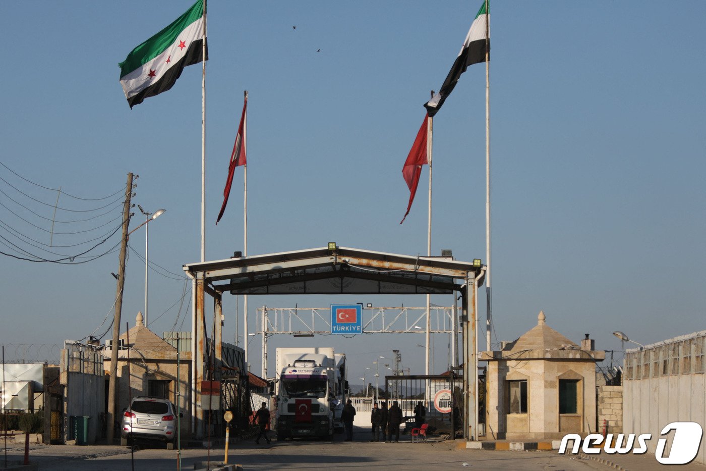 본문 이미지 - 14일(현지시간) 구호 수송대의 트럭 일부가 튀르키예(터키)에서 반군이 장악하고 있는 시리아 북부로 건너가는 바브 알-살람 국경을 통과하고 있다. ⓒ AFP=뉴스1 ⓒ News1 김예슬 기자