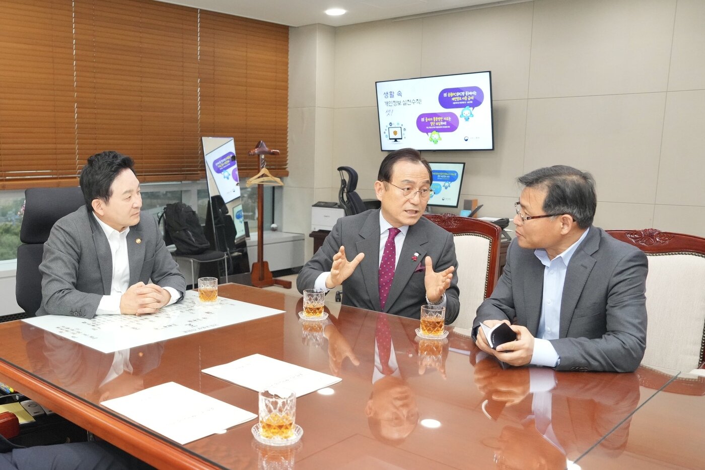 본문 이미지 - 박상돈 천안시장(가운데)이 원희룡 국토교통부 장관(왼쪽)을 만나 종축장 이전부지의 국가산업단지 후보지 선정 필요성을 설명하고 있다. (천안시청 제공)