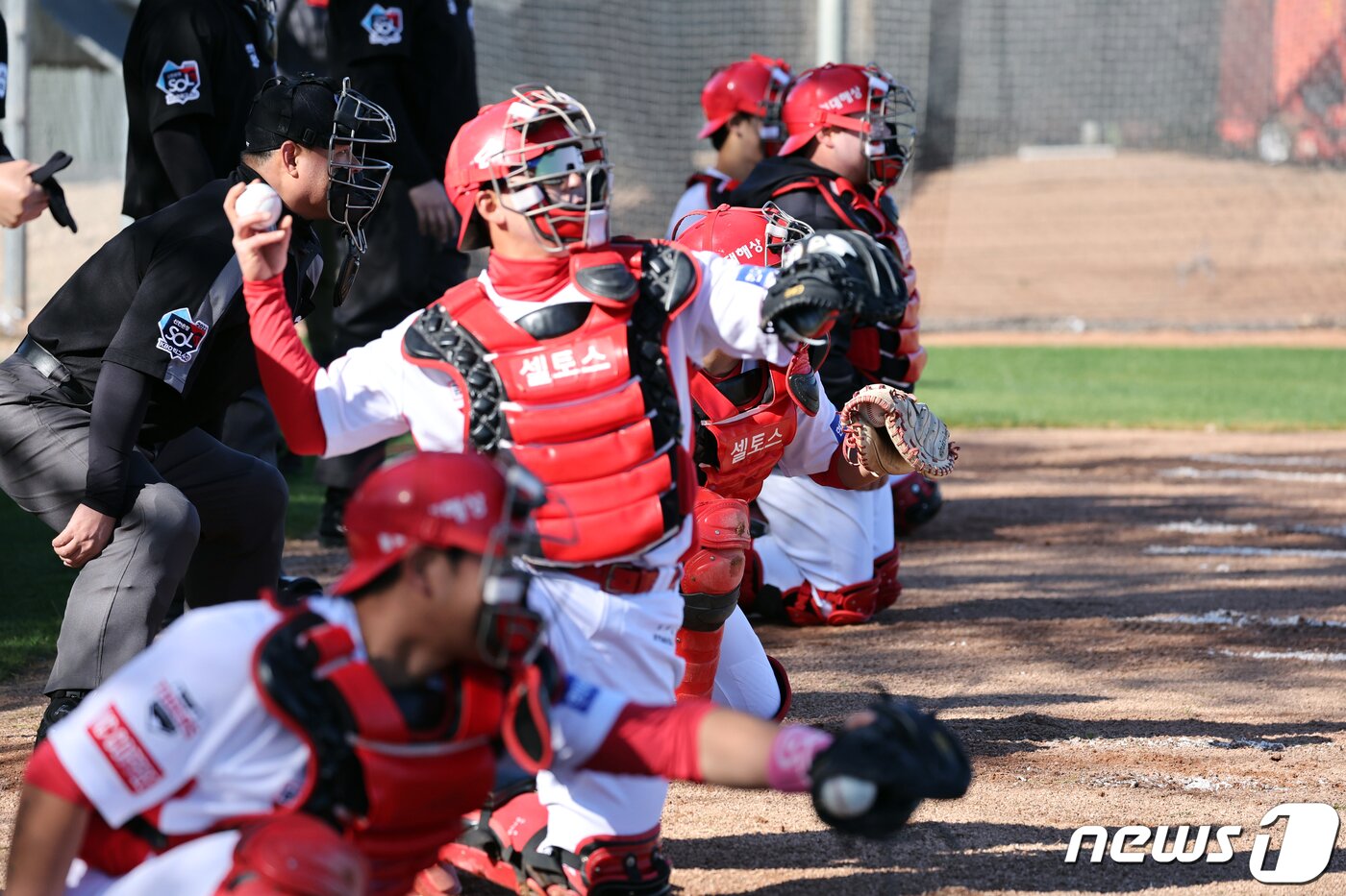 본문 이미지 - KIA 한승택 등 14일(현지시간) 미국 애리조나주 투손 스포츠 콤플렉스에서 열린 '2023 KIA 스프링캠프'에서 훈련을 하고 있다. 2023.2.15/뉴스1 ⓒ News1 황기선 기자