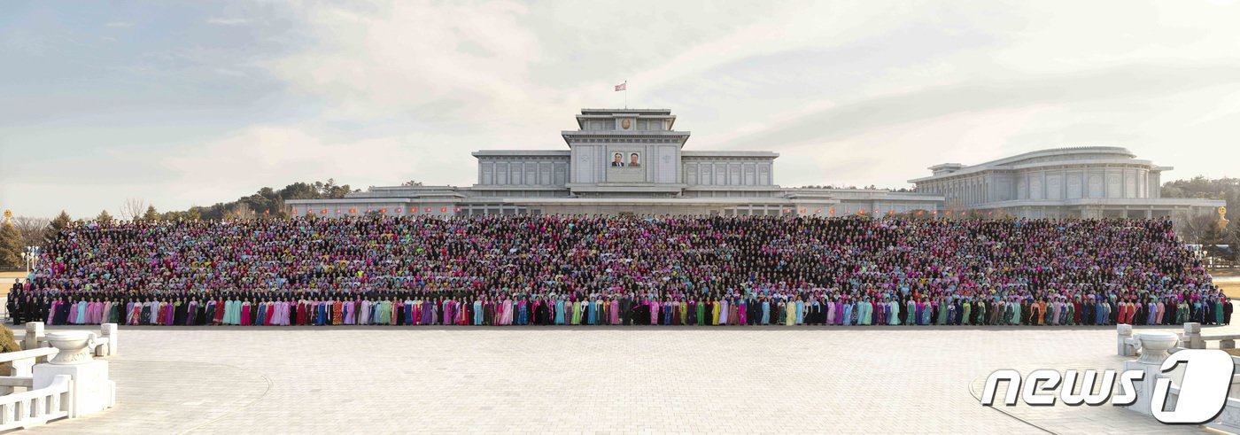 본문 이미지 - (평양 노동신문=뉴스1) = 김정은 북한 노동당 총비서가 지난달 14일 인민군 창건일(건군절·2월8일) 75주년 경축행사에 특별대표로 초대된 원군미풍열성자들을 만나 기념사진을 찍었다. [국내에서만 사용가능. 재배포 금지. DB 금지. For Use Only in the Republic of Korea. Redistribution Prohibited] rodongphoto@news1.kr