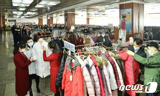 북한, \'평양시 인민소비품 전시회\' 개최…45만8000여점 제품 출품