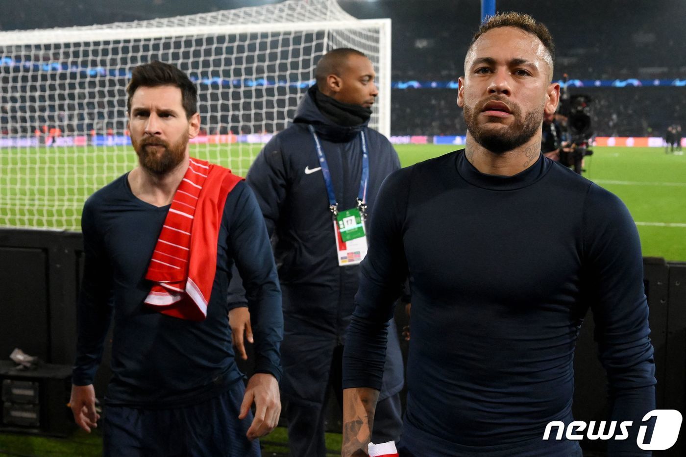 본문 이미지 - 망연자실한 메시(왼쪽)와 네이마르. ⓒ AFP=뉴스1