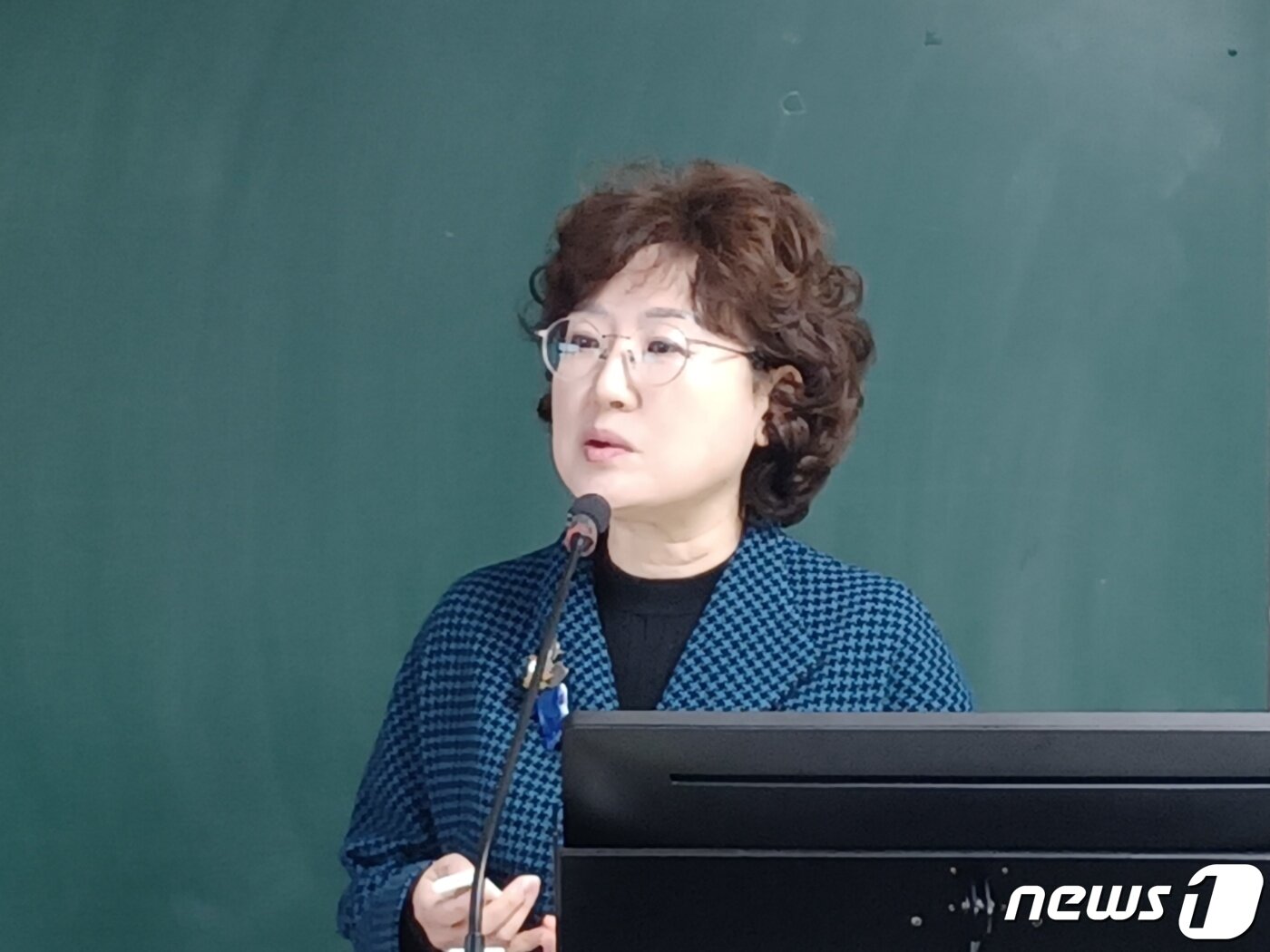 본문 이미지 - 전남대학교 생활복지학과 이정화 교수가 15일 광주시 서구와 KT(대표이사 구현모)가 추진한 'AI 스피커 기반 케어서비스'에 대한 연구보고서를 발표하고 있다. ⓒ News1 박영래 기자