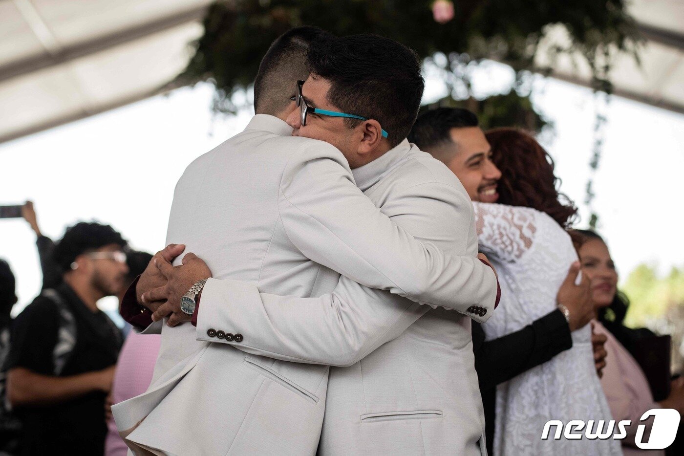 본문 이미지 - 14일(현지시간) 멕시코 네사우알코요틀에서 밸런타인데이 기념 단체 결혼식이 열렸다. 이날 백년가약을 맺은 커플 989쌍 중에는 동성 커플도 35쌍도 포함됐다. ⓒ AFP=뉴스1 ⓒ News1 권진영 기자