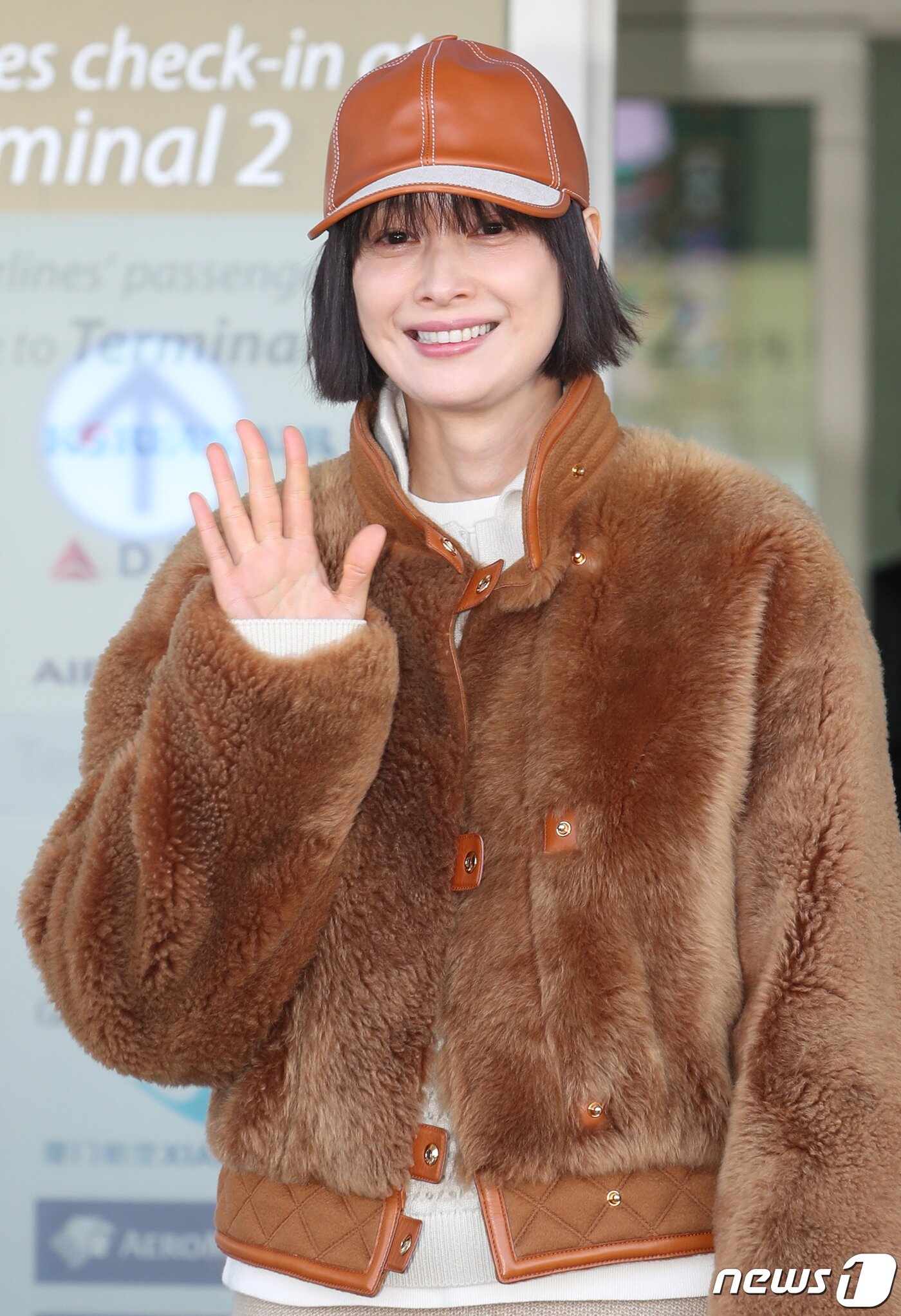 본문 이미지 - 배우 이나영이 패션 행사 참석차 15일 인천국제공항에 도착해 이탈리아 밀라노로 출국하기 손 인사를 하고 있다. ⓒ News1 권현진 기자