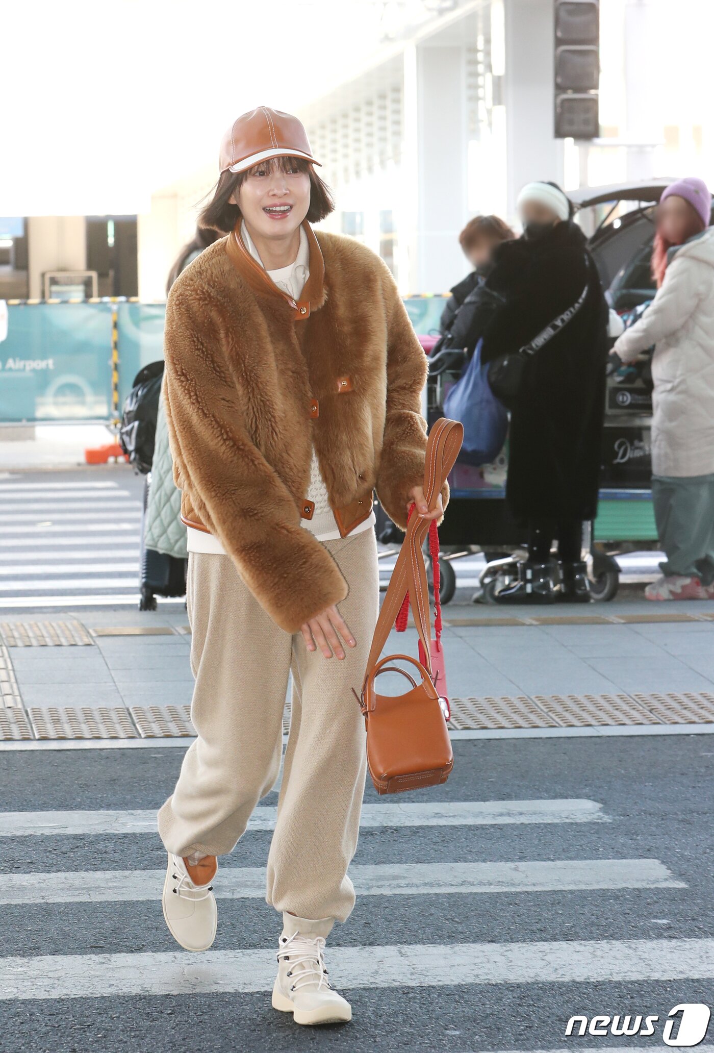 본문 이미지 - 배우 이나영이 패션 행사 참석차 15일 인천국제공항에 도착해 이탈리아 밀라노로 출국하고 있다. ⓒ News1 권현진 기자