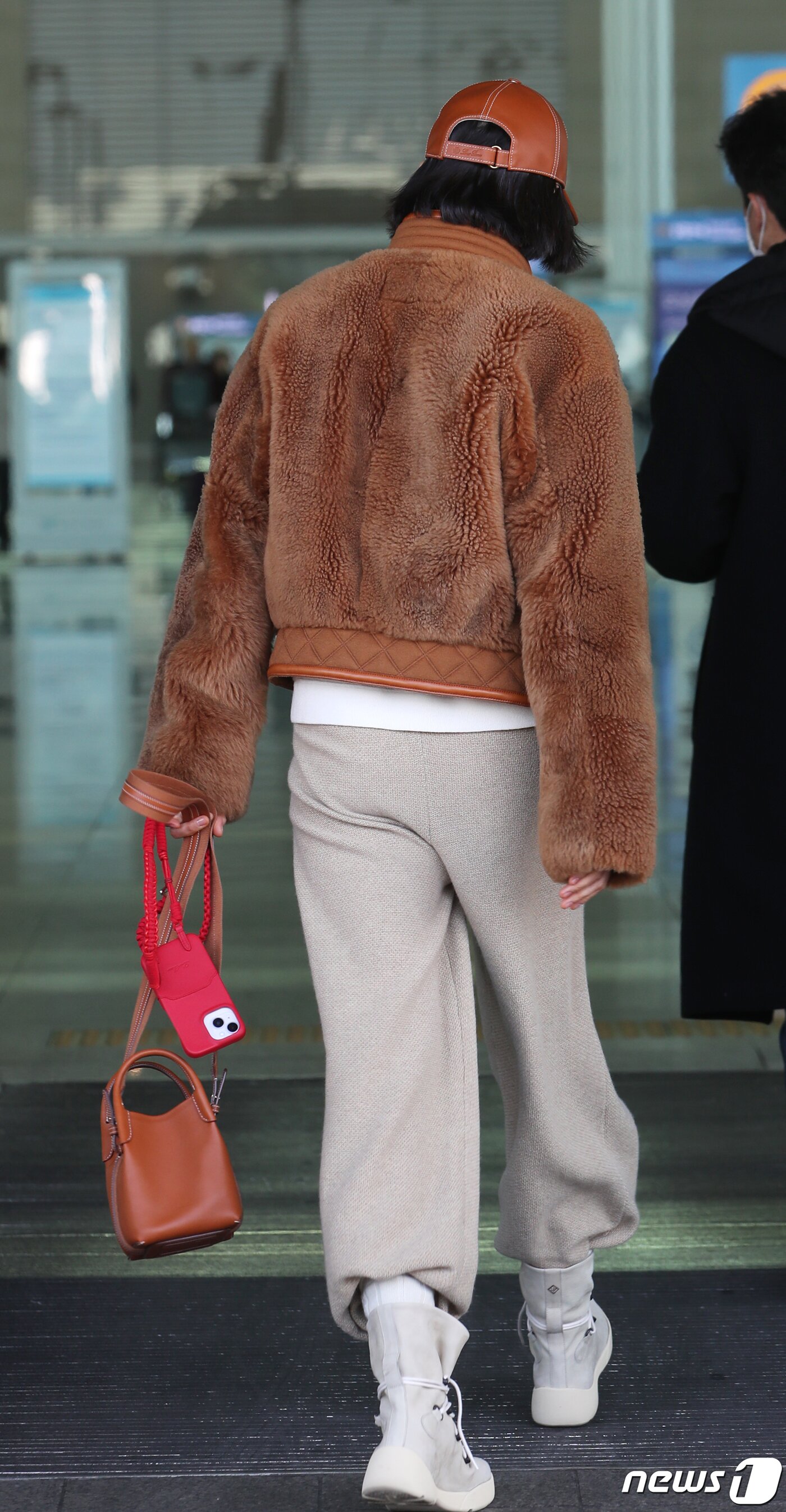 본문 이미지 - 배우 이나영이 패션 행사 참석차 15일 인천국제공항에 도착해 이탈리아 밀라노로 출국하고 있다. ⓒ News1 권현진 기자