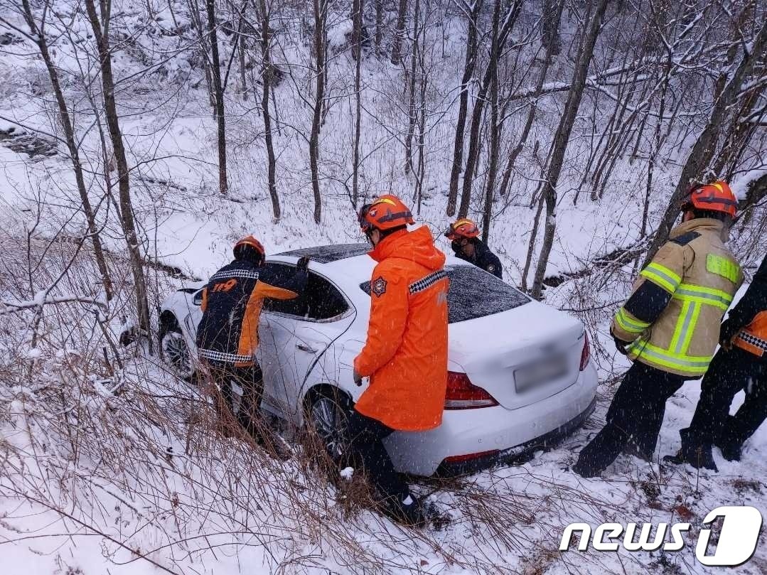 15일 강원 동해안에 대설경보가 발효된 가운데 이날 20㎝에 육박하는 폭설이 내린 강원 강릉시 죽헌동의 한 도로에 차량이 눈길에 미끄러졌다.&#40;강릉소방서 제공&#41; 2023.2.15/뉴스1