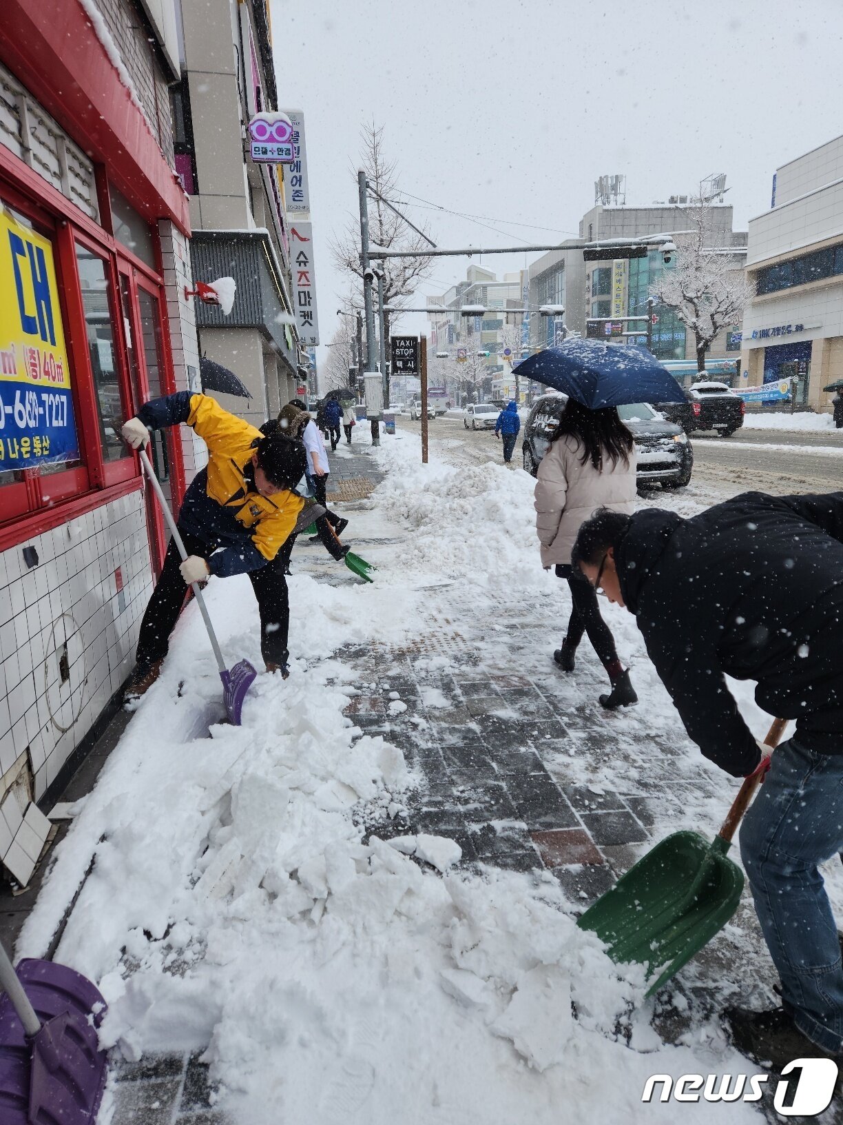 본문 이미지 - 15일 강원 동해안에 대설경보가 발효된 가운데 폭설이 내린 강원 강릉 지역에서 제설작업이 한창이다.(강릉시 제공) 2023.2.15/뉴스1 ⓒ News1 윤왕근 기자
