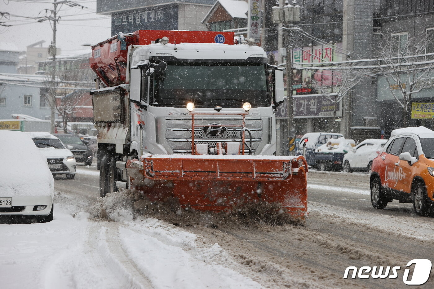 본문 이미지 - 강원 강릉 지역 제설작업. 자료사진(강릉시 제공) /뉴스1 ⓒ News1 윤왕근 기자