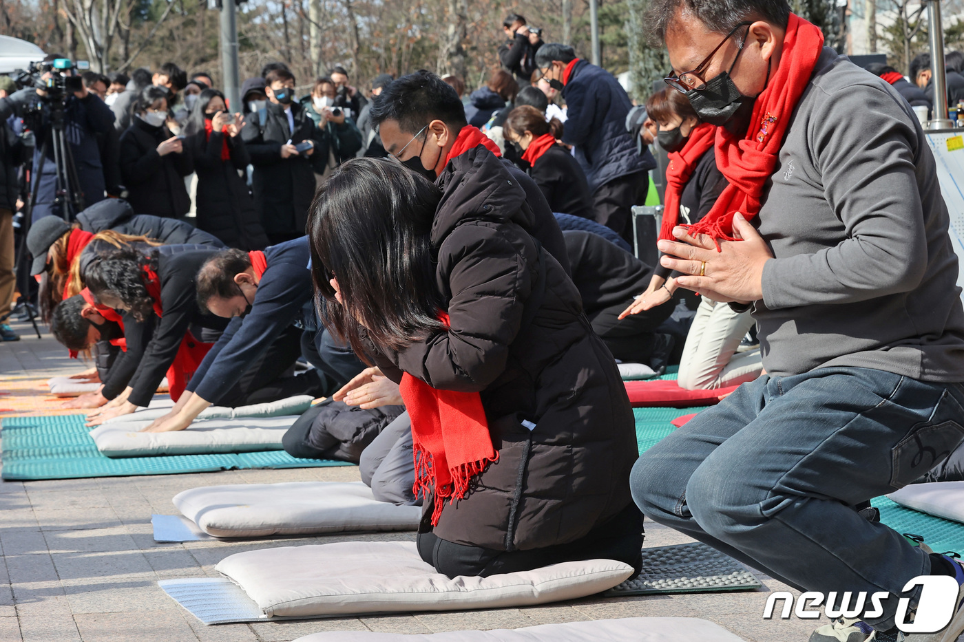 (서울=뉴스1) 조태형 기자 = 서울시가 이태원 참사 유족 측에 제시한 서울광장 분향소 자진철거 기한 만료일인 15일 서울광장에 마련된 이태원 참사 희생자 합동분향소에서 유족들이 …