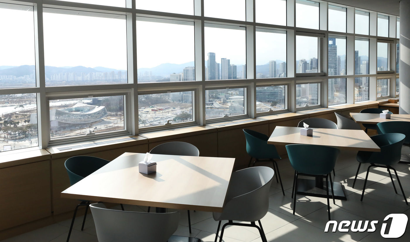 (세종=뉴스1) 김기남 기자 = 행정안전부와 기획재정부가 입주하는 세종시 정부세종청사 중앙동 15층에 위치한 700여 석 규모의 구내식당이 15일 입주를 시작하며 문을 열고 있다. …