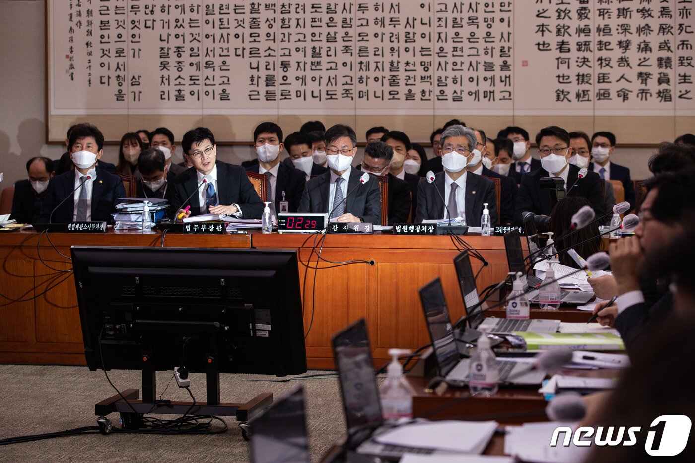 본문 이미지 - 한동훈 법무부 장관이 15일 서울 여의도 국회에서 열린 제403회 국회(임시회) 법제사법위원회 제1차 전체회의에서 의원 질의에 답하고 있다. 2023.2.15/뉴스1 ⓒ News1 유승관 기자