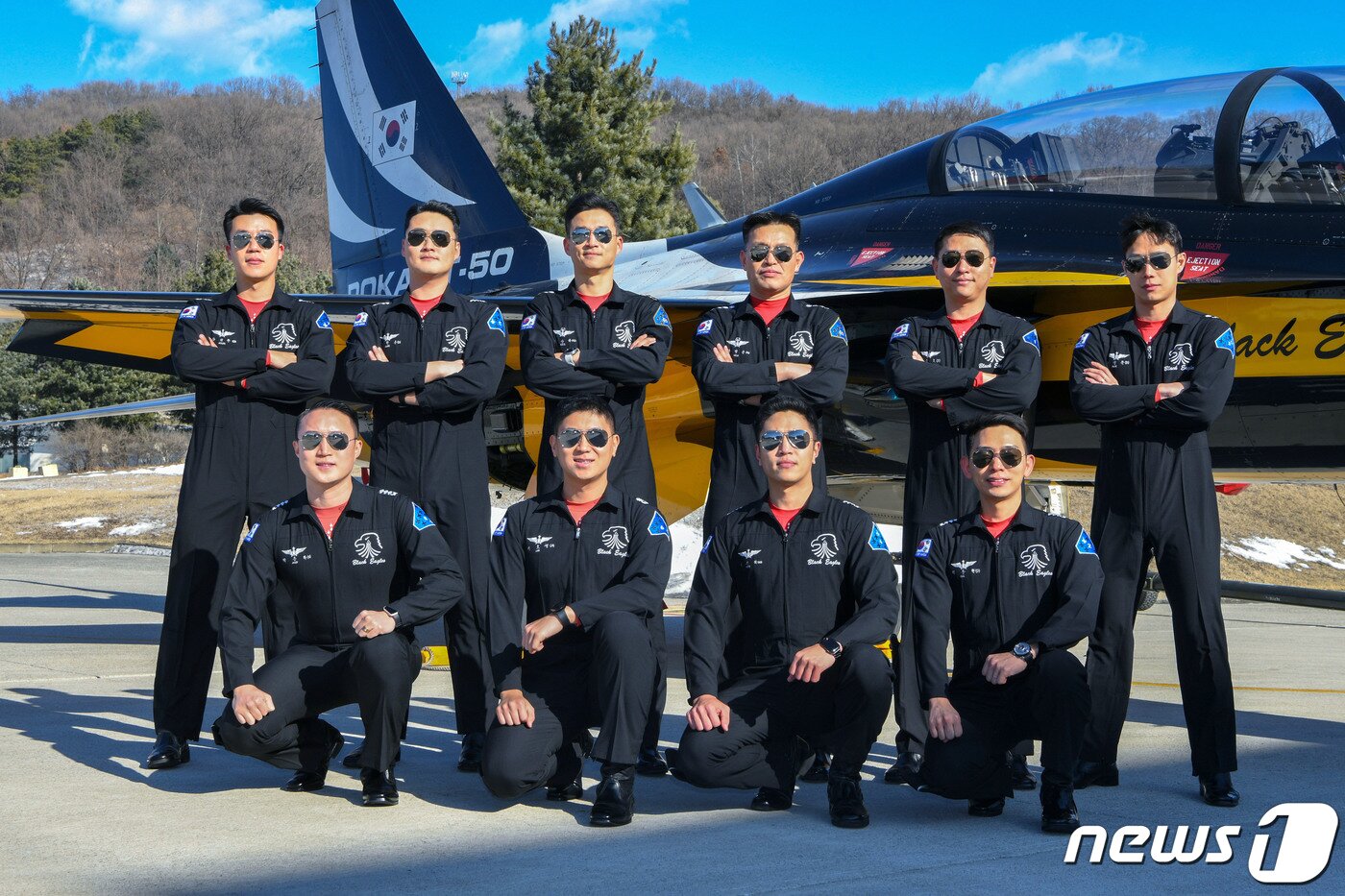 본문 이미지 - 공군 특수비행팀 블랙이글스(Black Eagles) 조종사들이 지난 13일 원주기지에서 열린 '2023 호주 아발론 국제에어쇼' 출정식에서 임무 완수를 다짐하고 있다. '호주 아발론 국제에어쇼'는 오는 28일부터 3월 5일까지 호주 멜버른 남부 아발론 공항에서 열린다. (공군 제공) 2023.2.15/뉴스1