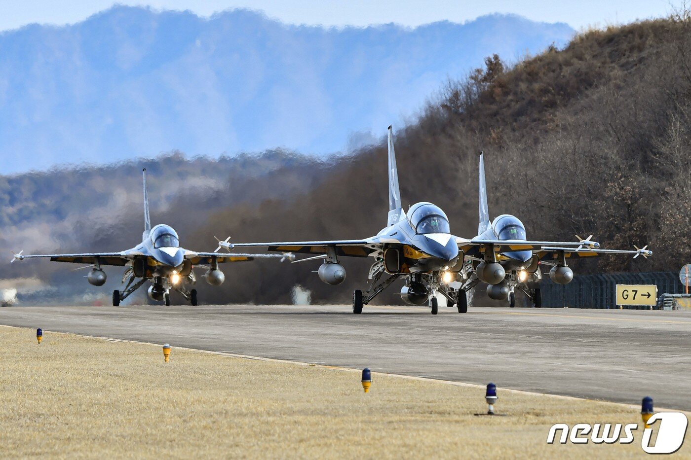 본문 이미지 - 공군 특수비행팀 블랙이글스(Black Eagles)가 15일 호주 멜버른 남부 아발론 공항에서 열리는 '2023 호주 아발론 국제에어쇼'에 참가하기 위해 원주기지 활주로로 이동하고 있다. 이들은 필리핀, 인도네시아 등 3개국을 경유해 오는 21일 아발론 공항에 도착할 예정이다. (공군 제공) 2023.2.15/뉴스1