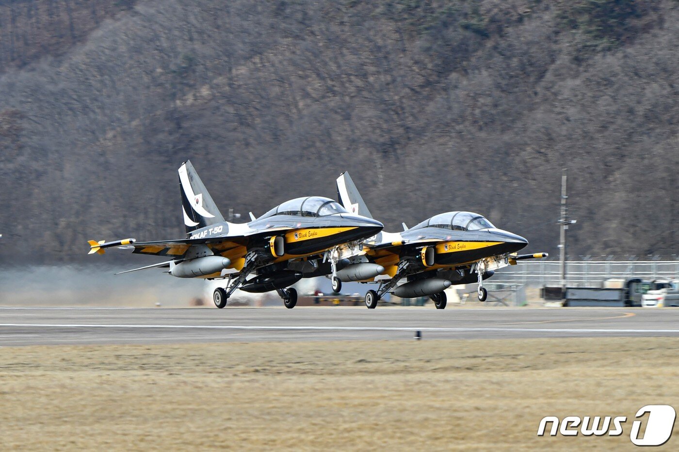 본문 이미지 - 공군 특수비행팀 블랙이글스(Black Eagles)가 15일 호주 멜버른 남부 아발론 공항에서 열리는 '2023 호주 아발론 국제에어쇼'에 참가하기 위해 원주기지 활주로로 이동하고 있다. 이들은 필리핀, 인도네시아 등 3개국을 경유해 오는 21일 아발론 공항에 도착할 예정이다. (공군 제공) 2023.2.15/뉴스1