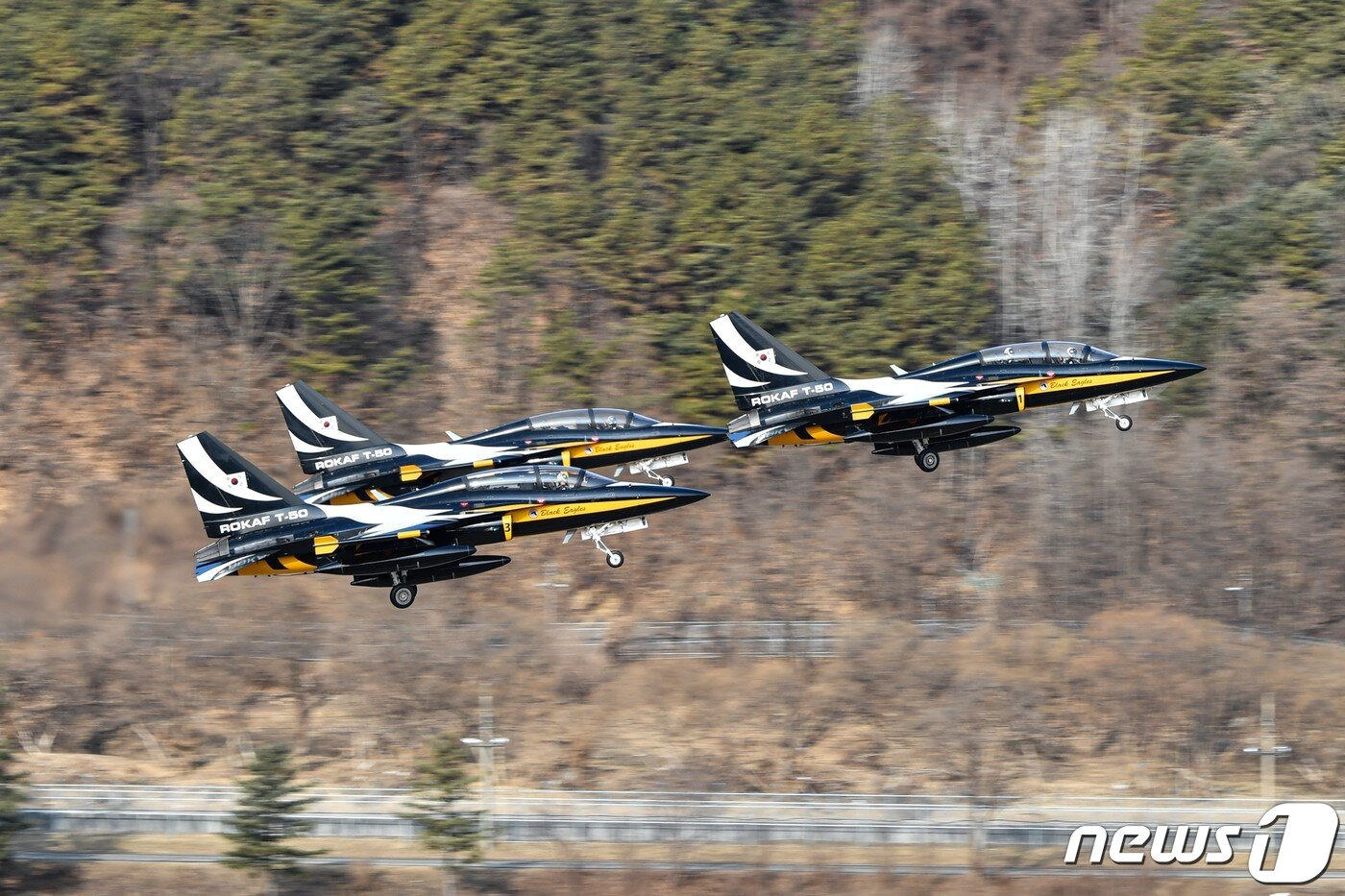 본문 이미지 - 공군 특수비행팀 블랙이글스(Black Eagles)가 15일 호주 멜버른 남부 아발론 공항에서 열리는 '2023 호주 아발론 국제에어쇼'에 참가하기 위해 원주기지 활주로에서 이륙하고 있다. 이들은 필리핀, 인도네시아 등 3개국을 경유해 오는 21일 아발론 공항에 도착할 예정이다. (공군 제공) 2023.2.15/뉴스1