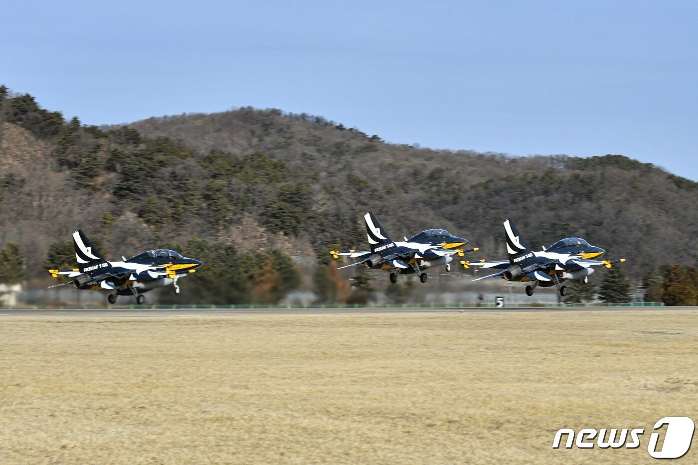 본문 이미지 - 공군 특수비행팀 블랙이글스(Black Eagles)가 15일 호주 멜버른 남부 아발론 공항에서 열리는 '2023 호주 아발론 국제에어쇼'에 참가하기 위해 원주기지에서 이륙하고 있다. 이들은 필리핀, 인도네시아 등 3개국을 경유해 오는 21일 아발론 공항에 도착할 예정이다. (공군 제공) 2023.2.15/뉴스1