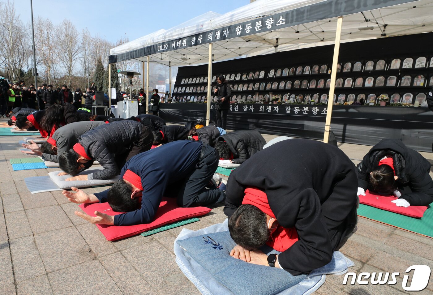 본문 이미지 - 서울시가 이태원 참사 유족 측에 제시한 서울광장 분향소 자진철거 기한 만료일인 15일 서울광장에 마련된 이태원 참사 희생자 합동분향소에서 유족들이 159배를 하고 있다. 2023.2.15/뉴스1 ⓒ News1 조태형 기자
