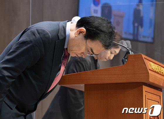 태영호 국민의힘 의원이 15일 오후 서울 여의도 국회 소통관에서 열린 제주 4·3 관련 기자회견을 마친 후 인사하고 있다. © News1 이재명 기자