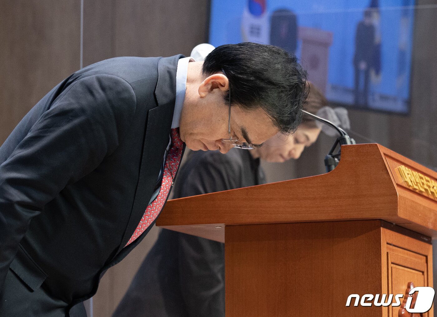 본문 이미지 - 태영호 국민의힘 의원이 15일 오후 서울 여의도 국회 소통관에서 열린 제주 4·3 관련 기자회견을 마친 후 인사하고 있다. 2023.2.15/뉴스1 ⓒ News1 이재명 기자