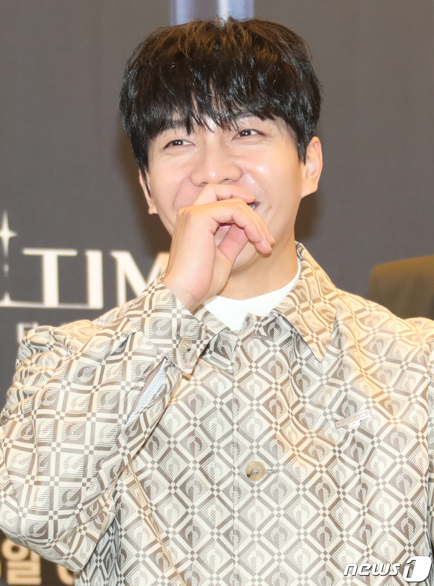 (서울=뉴스1) 권현진 기자 = 배우 이승기가 15일 서울 마포구 스탠포드호텔에서 열린 JTBC 예능 프로그램 '피크타임' 제작발표회에서 헤어스타일에 대한 취재진 질문에 미소를 짓 …