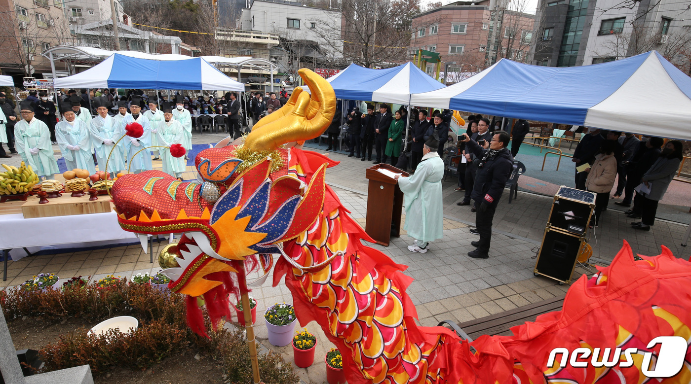 (대전=뉴스1) 김기태 기자 = 15일 대전 중구 용두동 용머리어린이공원에서 열린 제10회 용두동 용신제례에서 김광신 중구청장과 용신제보존위원회 회원이 제를 올리고있다.2012년 …