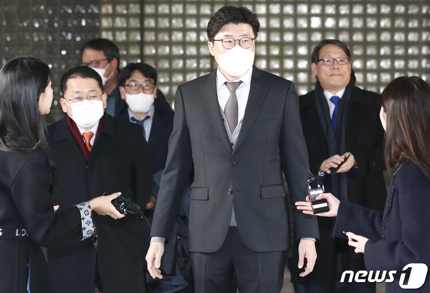 본문 이미지 - 김학의 전 법무부 차관의 출국을 막은 협의로 기소된 차규근 전 법무연수원 연구위원(왼쪽부터), 이규원 검사, 이광철 전 청와대민정비서관이 15일 서울 중앙지법에서 열린 1심선고 공판을 마친 후 법원을 나서고 있다. (공동취재)2023.2.15/뉴스1 ⓒ News1 박세연 기자