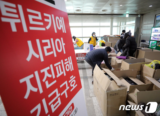 주민들 기증 구호물품 정리하는 자원봉사자들